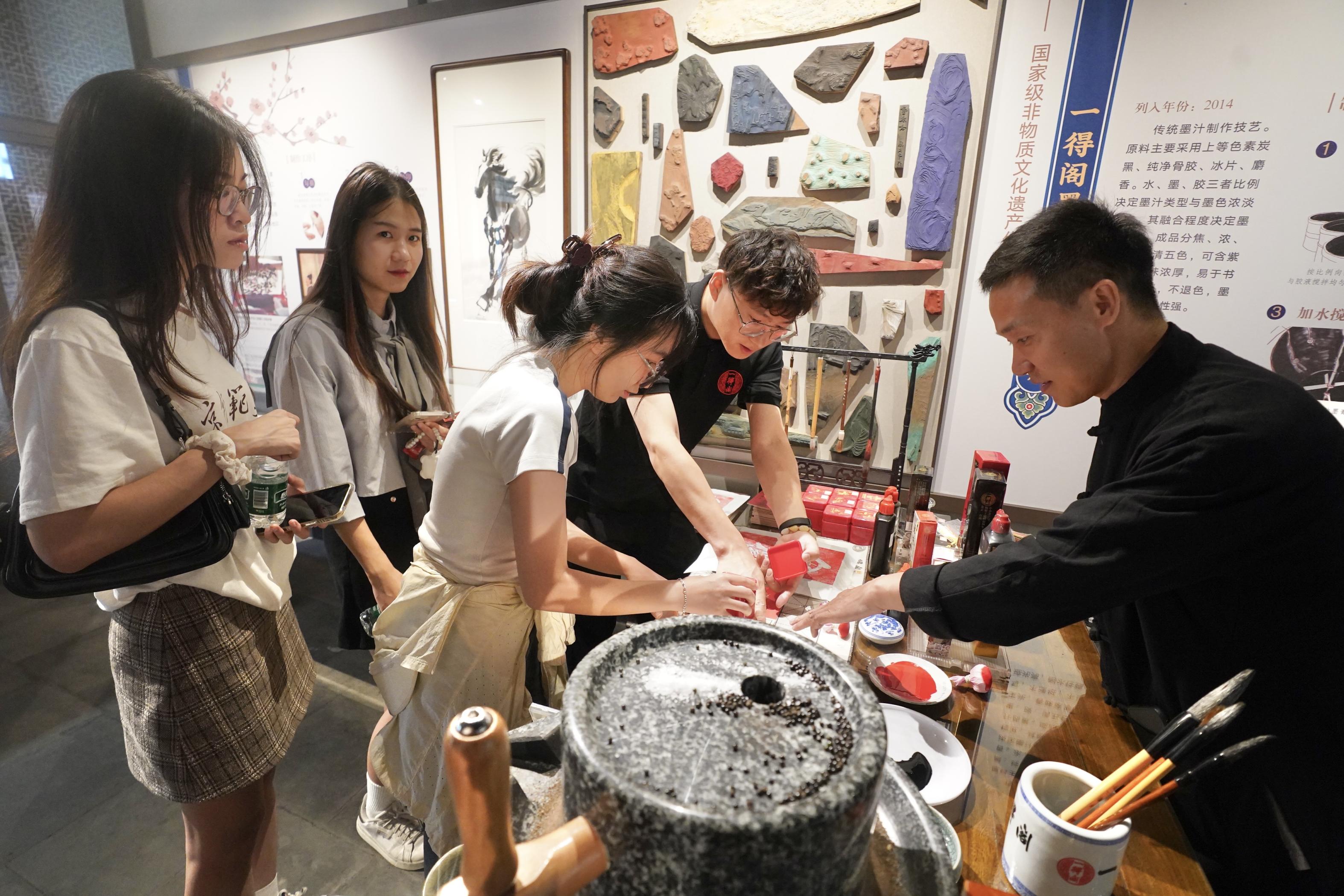 程功250612—北京非遗体验中心举办“匠心传薪火 非遗正青春”活动，现场公布第五批市级非遗代表性传承人名单7